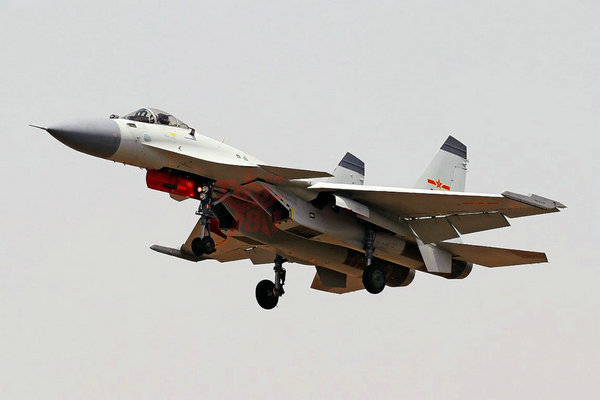 資料圖：國產(chǎn)殲-15艦載戰(zhàn)機(jī)。
