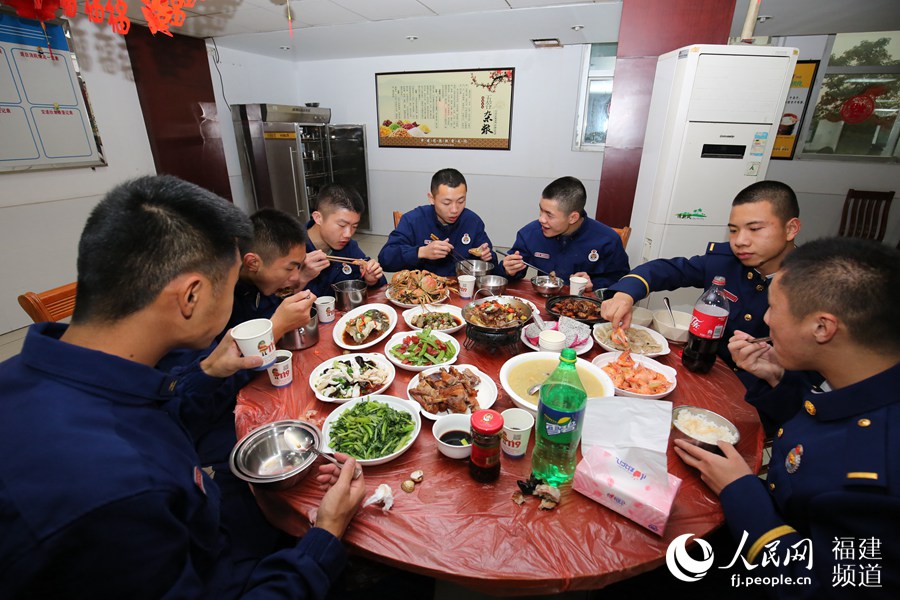 漳州消防救援支隊特勤一中隊吃年夜飯。