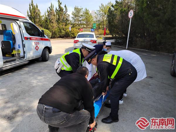 合力將患者送上救護車.jpg