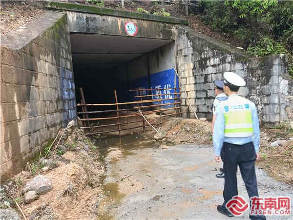 執法員發現涵洞圈養牲畜.jpg