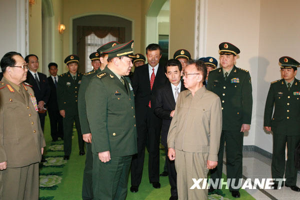 11月25日，朝鮮最高領導人金正日（前右一）在首都平壤會見正在朝鮮訪問的中國國務委員兼國防部長梁光烈上將。