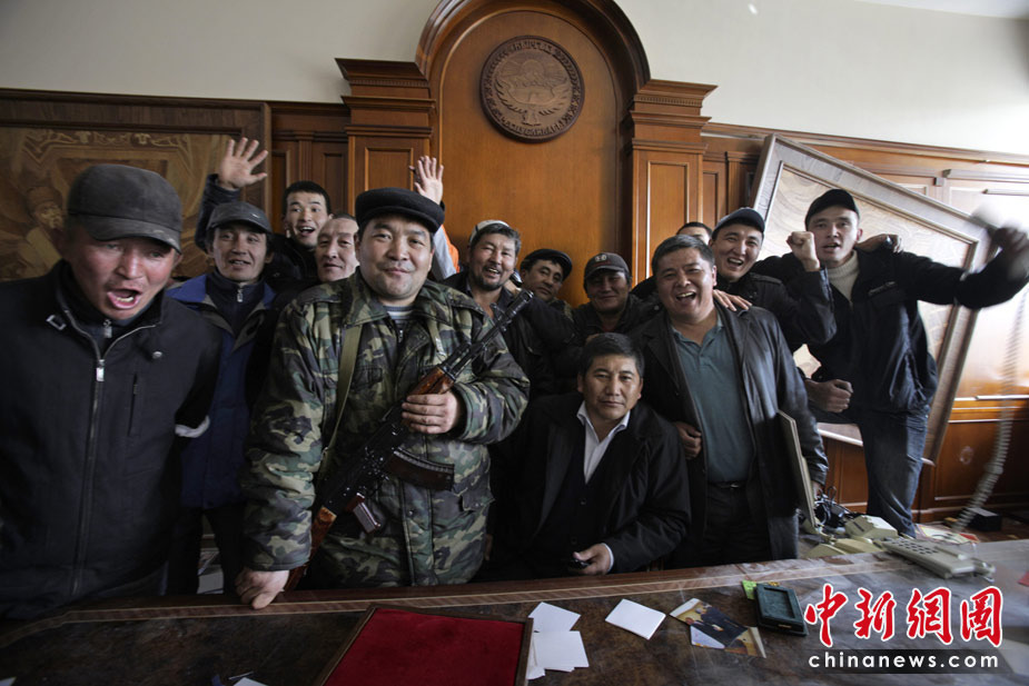吉爾吉斯斯坦7日發生大規模騷亂，反對派示威者占領了議會大樓，8日，總統府也被示威者占領。圖為示威者進入總統巴基耶夫的內閣會議室。