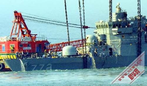 資料圖片：4月24日，在韓國(guó)白翎島附近水域，工作人員在打撈“天安”號(hào)警戒艦艦首。 新華社/紐西斯通訊社