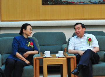 中宣部副部長，中央外宣辦、國務(wù)院新聞辦主任王晨同志(右)人民日?qǐng)?bào)社副總編輯馬利同志