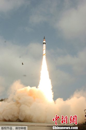 圖為印度發射“烈火-5”洲際導彈瞬間。