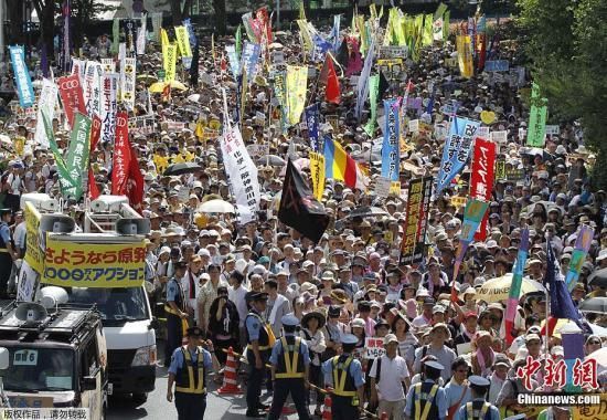 資料圖：當(dāng)?shù)貢r(shí)間7月16日，日本東京爆發(fā)“再見核電站”大集會(huì)。據(jù)主辦方透露，約有17萬人參加了此次活動(dòng)。集會(huì)者呼吁關(guān)閉日本所有核電站，實(shí)現(xiàn)“無核化”。