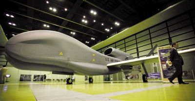 在東京展出的美國“全球鷹”無人機，據悉，日本計劃開發的國產無人機類似“全球鷹”。資料圖片