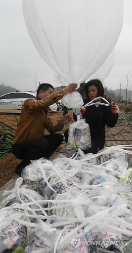 韓保守團體向朝鮮方向散發傳單附有現金生活品