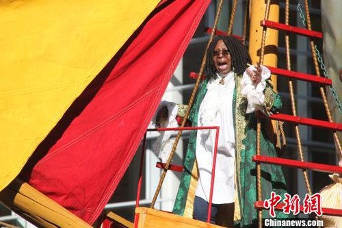 紐約舉行感恩節大游行 颶風災民前排專席就座