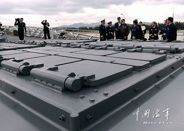 馬伯斯參觀徐州艦上的垂直發射防空導彈