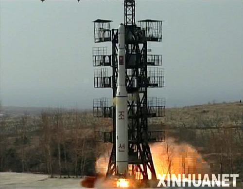 這張朝鮮中央通訊社2012年4月8日提供的照片顯示朝鮮4月5日發(fā)射“光明星2號”試驗通信衛(wèi)星的情景。新華社/朝中社src=