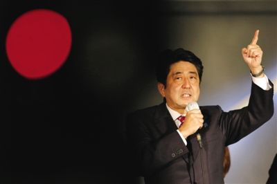 　　12月15日，日本自民黨總裁安倍晉三在東京街頭發表演講。當日是競選活動最后一天，日本國民議會選舉于12月16日拉開帷幕。圖/新華社