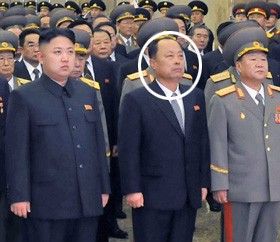　12月17日在朝鮮平壤錦繡山太陽宮舉行的金正日逝世一周年悼念活動中，被推測為朝鮮第二自然科學院院長崔春植的人（右二圓圈內）站在國防委員會第一委員長金正恩旁邊。