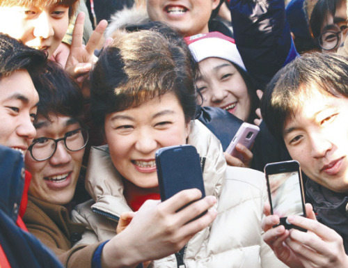 12月15日，樸槿惠與支持者們用手機(jī)合影。