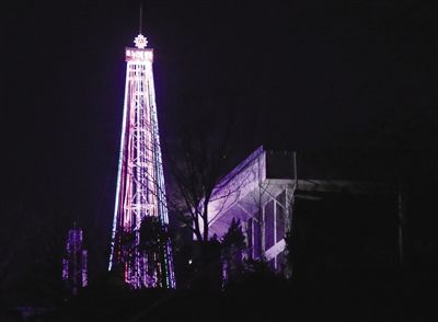 22日，朝韓軍事分界線附近愛妓峰山頂，韓國宗教團體點亮了一棵30米高的巨大圣誕樹，被朝鮮指責為心理戰。