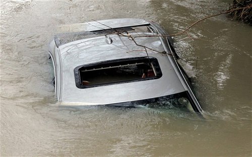 在英國艾克塞斯，一輛車被洪水淹沒。