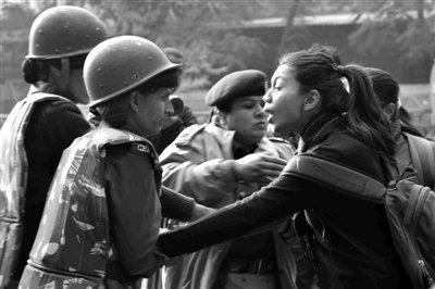 印度女大學生乘車遭輪奸引發全國抗議潮(圖)