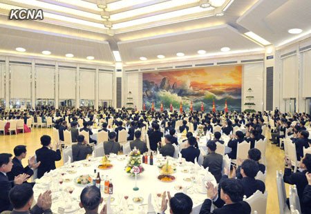 朝鮮勞動黨中央委員會30日舉行盛大宴會，祝賀成功發射“光明星3號”二期衛星。