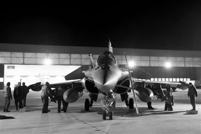1月13日，法國軍事基地，士兵給“陣風”戰斗機裝載導彈，準備前往馬里執行任務。當天，4架“陣風”戰斗機空襲了馬里叛軍基地。