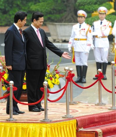 安倍訪越南 鼓吹聯手“應對”中國
