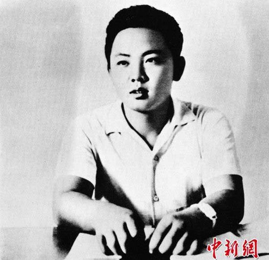 圖為朝鮮已故最高領導人金正日于1963年10月拍攝的大學時期照片。
