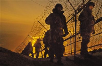 2012年12月26日，新年將至，韓國陸軍28師官兵在軍事分界線附近巡邏。