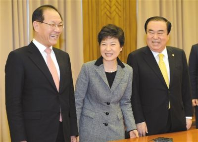 協商 2月7日，樸槿惠（中）在國會同新國家黨黨首黃祐呂（左）、民主統合黨非常對策委員會委員長文喜相舉行會談。