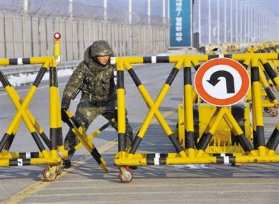 2月13日，朝韓邊境，韓國(guó)方面在通往朝鮮金剛山工業(yè)園區(qū)的韓國(guó)道路上設(shè)置路障。
