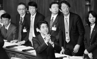 2月28日，日本首相安倍晉三（中）在國會鼓掌。他當天說，希望與中韓重新交好。