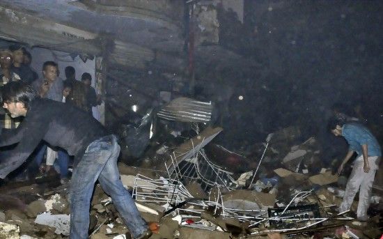 3月3日，在巴基斯坦南部城市卡拉奇，救援人員在爆炸現場工作。