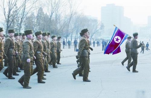 16日，一隊朝鮮士兵走過平壤街頭。