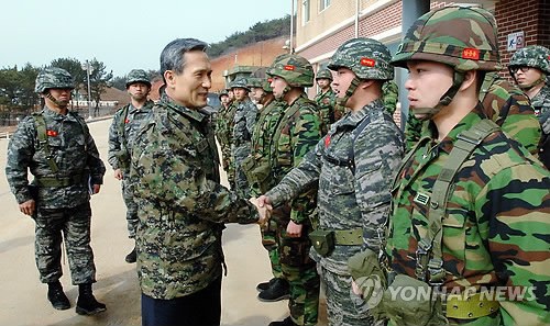 金寬鎮留任韓國防長職務樸槿惠強調安全危機