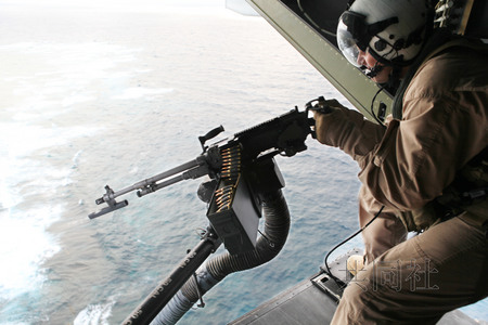 4月4日，駐日美軍公開了3月27日“魚鷹”運輸機空中射擊訓練的照片。