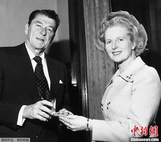 　英國“鐵娘子”、前首相撒切爾夫人8日去世，享年87歲。撒切爾夫人1979年至1990年任首相，是英國唯一一位女首相，也是英國20世紀連續執政時間最長的首相。圖為1975年4月9日，羅納德·里根贈送撒切爾夫人（右）一枚銀制紀念章。