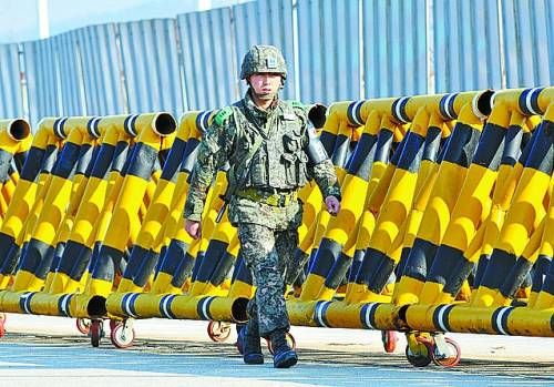 靠近南北軍事分界線的邊境城市坡州距首爾約40公里，韓國士兵在海關檢查站附近的統一大橋上設置了路障并嚴加檢查。新華社/法新 