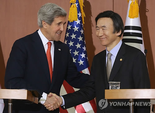 美國國務卿克里（左）和韓國外交部長官尹炳世在首爾舉行聯合記者會。