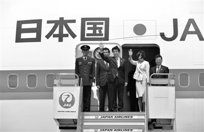 4月28日，日本首相安倍晉三攜夫人一同前往俄羅斯，交流領(lǐng)土和經(jīng)濟(jì)合作問(wèn)題。這是日本首相十年來(lái)首次正式訪問(wèn)俄羅斯。