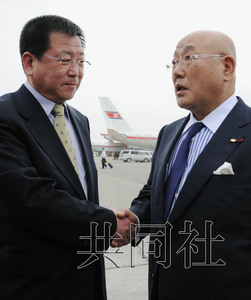 5月14日，日本內閣官房參事飯島勛（右）抵達平壤，在機場與前來迎接的朝鮮外務省亞洲局副局長金哲虎握手。