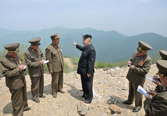 金正恩視察正在建設中的馬息嶺滑雪場現場照。