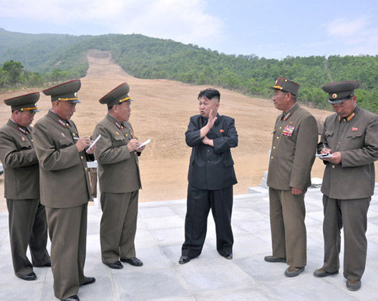 金正恩視察正在建設中的馬息嶺滑雪場現場照。