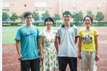 長郡中學，易楷寧（左一）、唐嘉（左二）、曾宇（左三）、朱佳怡（右一）高考（理科）分數都在690分以上。 記者 羅智文 攝