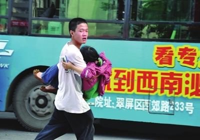 6月7日，黃子恒火速將肚子疼的小苗送上車。（資料圖片）