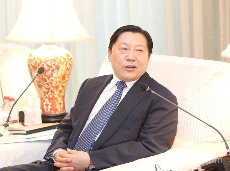 魯煒同志在座談中對網(wǎng)絡(luò)名人提出六點希望：網(wǎng)絡(luò)名人應(yīng)承擔(dān)更多社會責(zé)任，因為他們的網(wǎng)上一言一行影響更多的人。網(wǎng)絡(luò)名人應(yīng)自覺維護國家利益，積極發(fā)揮凝聚正能量作用，鼓舞更多網(wǎng)民為實現(xiàn)中華民族偉大復(fù)興的中國夢做出貢獻。網(wǎng)絡(luò)名人應(yīng)自覺傳播社會主義先進文化，弘揚中華民族美德。網(wǎng)絡(luò)名人應(yīng)帶頭遵守法律和道德規(guī)范，努力成為法治和道德的倡導(dǎo)者。網(wǎng)絡(luò)名人應(yīng)積極倡導(dǎo)社會誠信，為社會誠信建設(shè)做出貢獻。網(wǎng)絡(luò)名人應(yīng)帶頭維護公民個人合法權(quán)益，自覺抵制一切有損他人名譽和利益的行為。圖為國家互聯(lián)網(wǎng)信息辦公室主任魯煒。