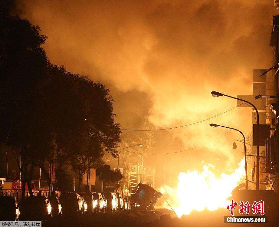 高雄發生燃氣爆炸 多處路面被炸翻