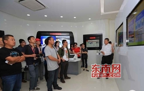 采訪團成員在中國聯通西安數據中心參觀。