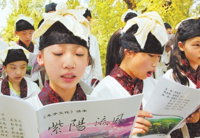 ▲　朱子學校學生在誦讀《朱子家訓》。