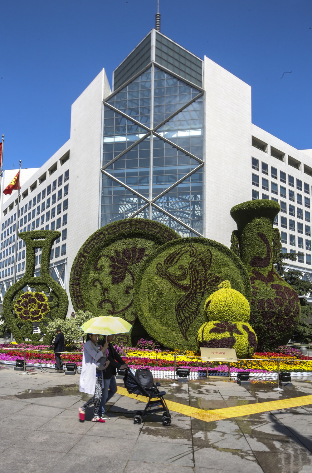 5月10日拍攝的西單路口的“流光溢彩”花壇。