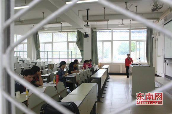 招聘考試評委由專業教授、博士、家長等7人組成.jpg