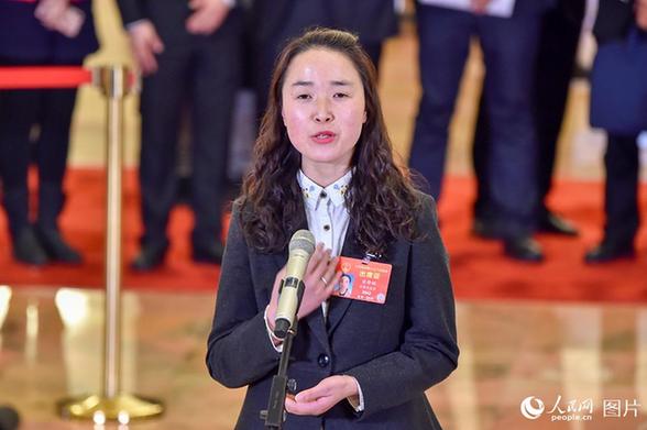 全國人大代表、甘肅省徽縣隴上莊園淘寶店負責人梁倩娟。