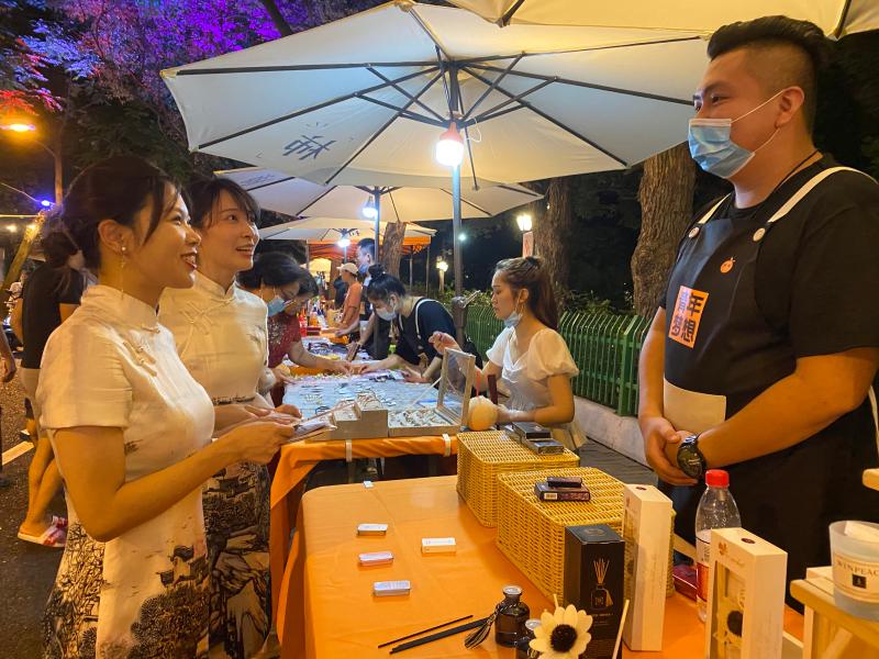 （頭條）福州農商銀行旗袍支行員工走進夜市了解攤主金融服務需求。.jpg